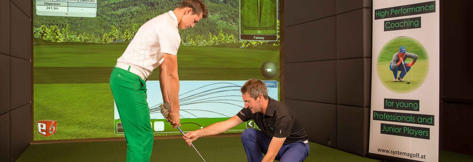 die Indoor-Golf-Simulationsanlage von Trugolf samt „TrackMan PRO IIIe“ High-Tech Analysegerät, bedient und betreut von Experte Markus Teubner (rechts) von Systema Golf