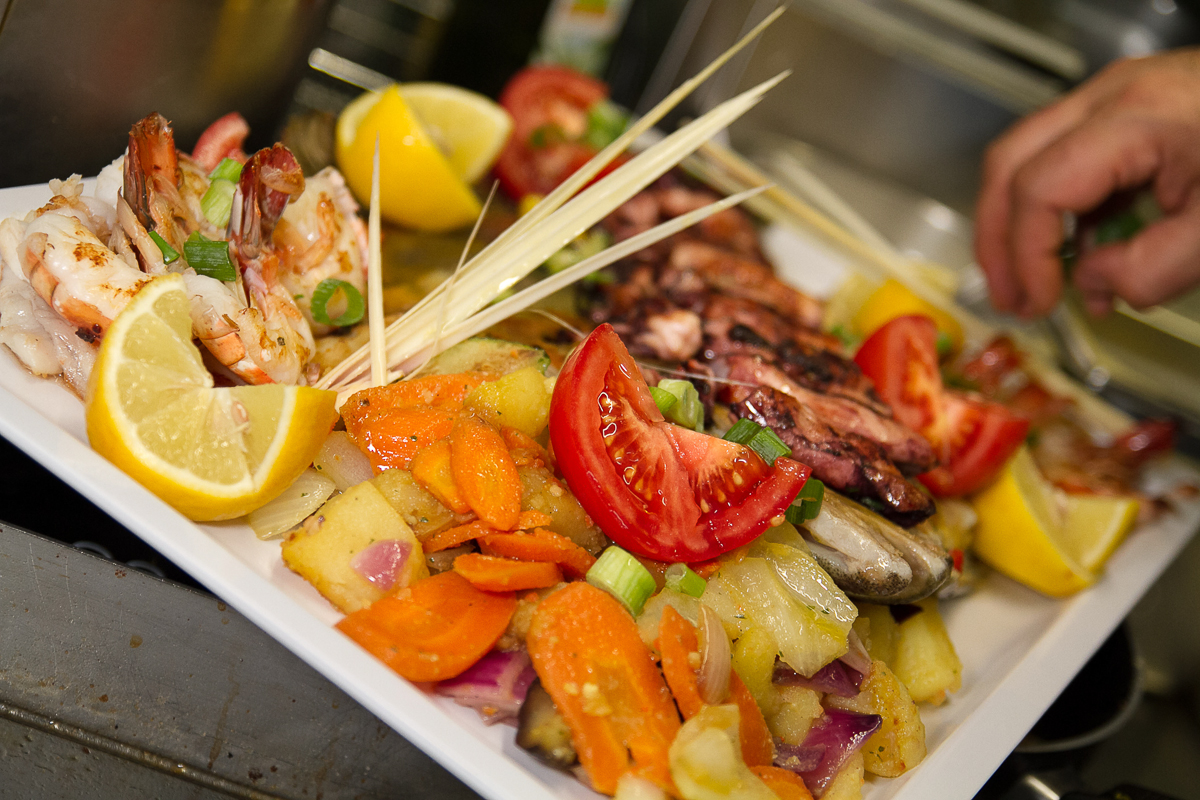 Fischplatte für 4 Personen (Steinbutt, Calamari, Garnelen, Rotbarsch)