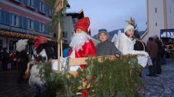 Nikolaus, Engel und Körberlträger begleiten den Krampus
