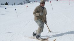 Perfekte Schwungtechnik mit einem Stock und Fersenhub.