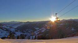 Skifahren bei Sonnenaufgang