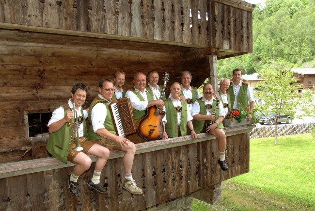 Die legendäre „Skilehrermusi“ mit Frontman Bartl (4. von rechts) ist heute „in Pension“. c der-fotoigel.at