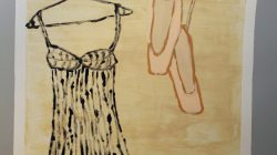 Gemälde eines Slip-Kleides auf einem Kleiderbügel und Ballettschuhen, die vor einem beige-grauen Hintergrund hängen.