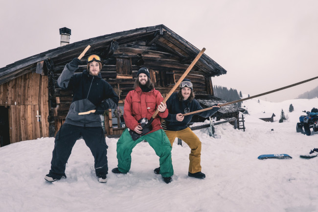 Die Makemakes vor ihrer Almhütte im Winter ©Makemakes