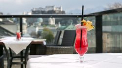 Urbaner Stadtblick von Imlauers Sky Bar