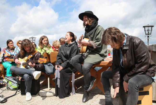 Nach dem Essen ließen sich die Musiker zu einem spontanen Konzert hinreißen - ganz zur Freude der vielen Wanderer auf dem Zwölferhorn ©SLT