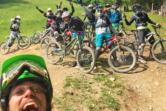 Wir wollen Spaß: Trainer Eno Mendoza macht ein Selfie und ja, das im Hintergrund sind tatsächlich alles Frauen.