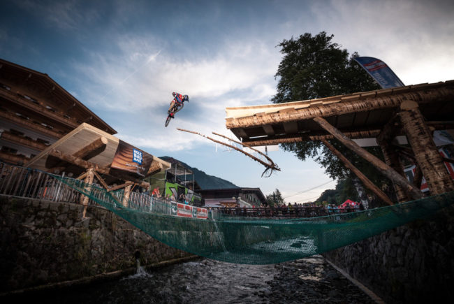 Urban Slopestyle über den Dächern von Hinterglemm.