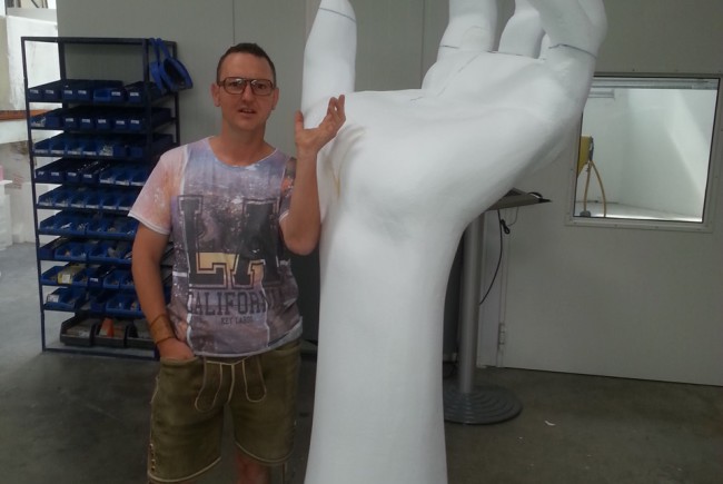 Jürgen Fux mit einer Skulptur aus "The Artist's left Hand" ©Jürgen Fux