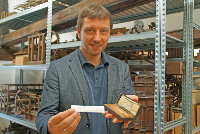 Museumsleiter Florian Knopp zeigt die ersten zwei Zigarren, die im Jahr 1869 in der k.k. Tabak- und Zigarrenfabrik Hallein gefertigt wurden. Auch sie lagern am Dachboden.