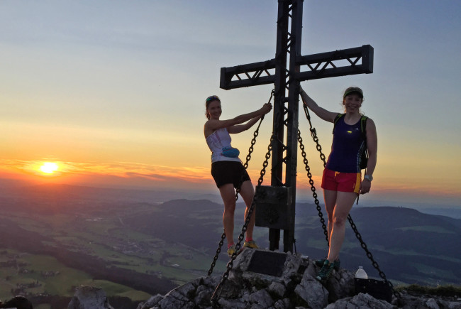 Ein Tipp von der Autorin dieses Beitrags: Die Fuschlsee-Runde und dann noch auf den Schober, der bei Sonnenuntergang am schönsten ist - und wenn man, wie hier, in netter Begleitung ist. Aber Taschenlampe nicht vergessen für den Weg retour!