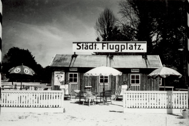 Der Städtische Flugplatz Salzburg bei seiner Eröffnung 1926