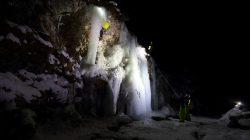Eisklettern im Schein der Stirnlampen