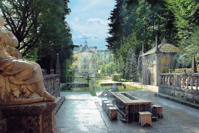 Die Wasserspiele in Hellbrunn. Der Fürstentisch und im Hintergrund das Lustschloss. ©Tourismus Salzburg