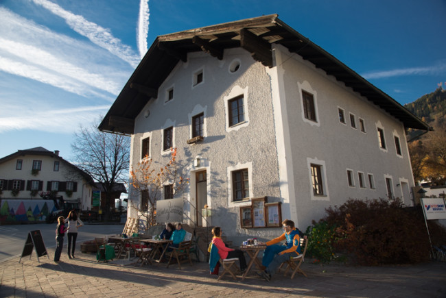 Im Zentrum von Piesendorf beherbergt das alte Mesnerhaus das wohnZimma.