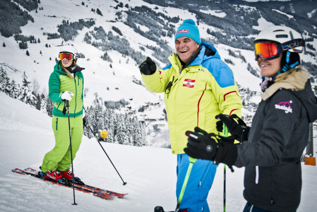 Skilegende Bartl Gensbichler bei der Kursbesichtigung mit Andrea Fischbacher und Jessica Depauli. c Mirja Geh