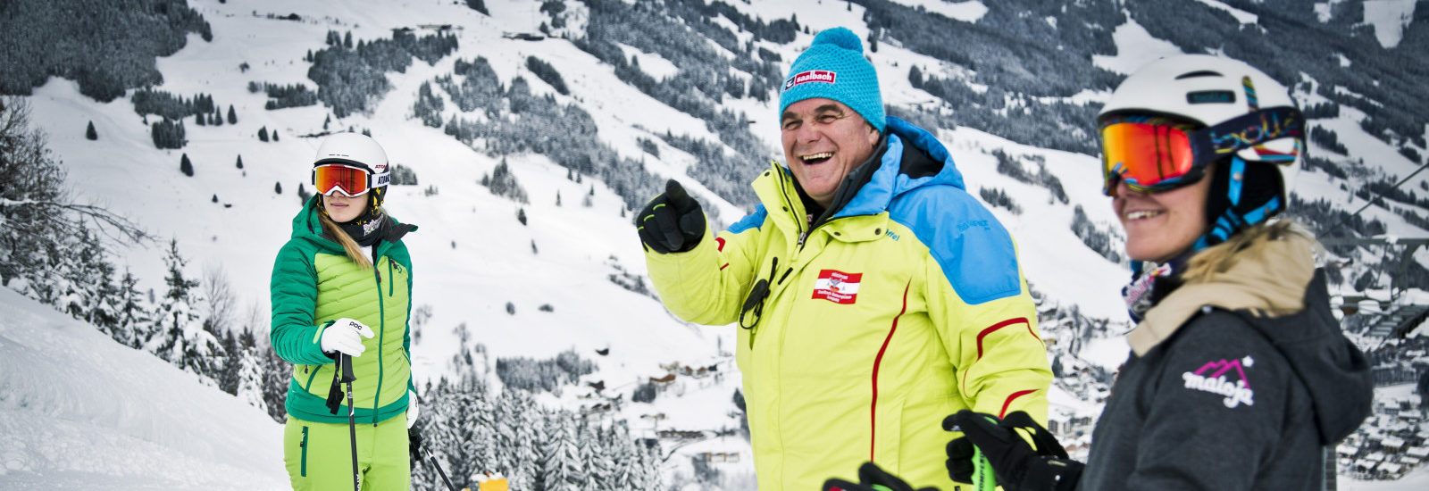 Skilegende Bartl Gensbichler bei der Kursbesichtigung mit Andrea Fischbacher und Jessica Depauli. c Mirja Geh