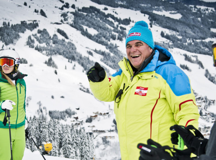 Skilegende Bartl Gensbichler bei der Kursbesichtigung mit Andrea Fischbacher und Jessica Depauli. c Mirja Geh