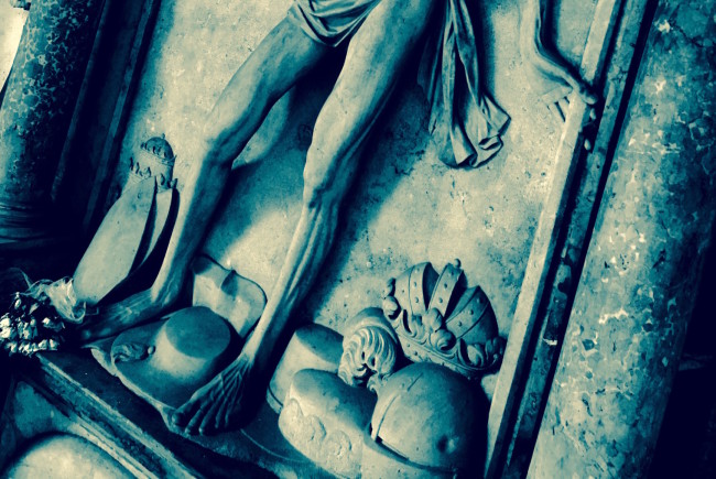 Am Grabmal 'Der Tod im Triumph über die Stände' von Hans Konrad Asper schreitet der Sensenmann am Friedhof St. Sebastian symbolisch über die Kopfbedeckungen von Päpsten, Kaisern und Rittern. 