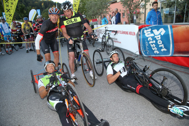 Zum zweiten Mal fand im Rahmen der Eddy Merckx Classic ein Handbike-Race statt: SLTG-Geschäftsführer Leo Bauernberger MBA und Eddy Merckx mit den Rollstuhlsportlern Lars Hoffmann und Mario Holzreiter.