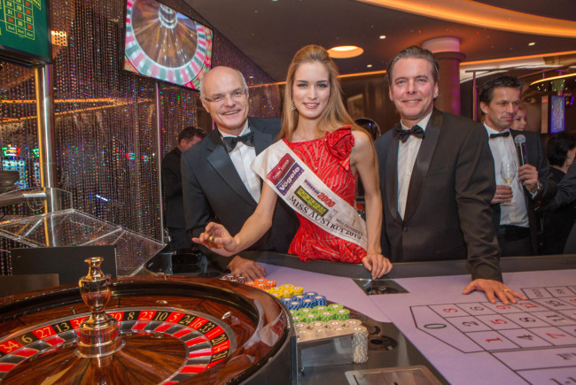 Miss Austria Annika Grill brachte die Goldene Roulettekugel gemeinsam mit GD Dr. Karl Stoss und Direktor Paul Vogel zum Rollen. ©Nikolaus Faistauer / Casinos Austria