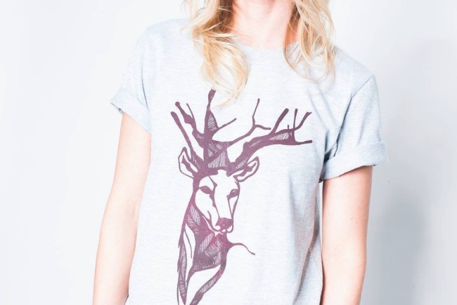 Unisex kurzarm Shirt mit Hirsch Druck in Weinrot Handgezeichnet und handgedruckt in Salzburg Foto- Michael Kritzinger Model- Kristina Keser Haare&MakeUp- Anna Reinhartz