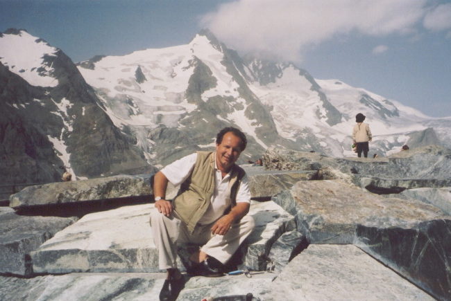 Johann Weyringer vor dem Großglockner, der den Künstler zu seiner Skulptur 'Wellenberg' inspirierte. 