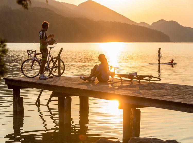 Rennrad-Fahrer am See im SalzburgerLand