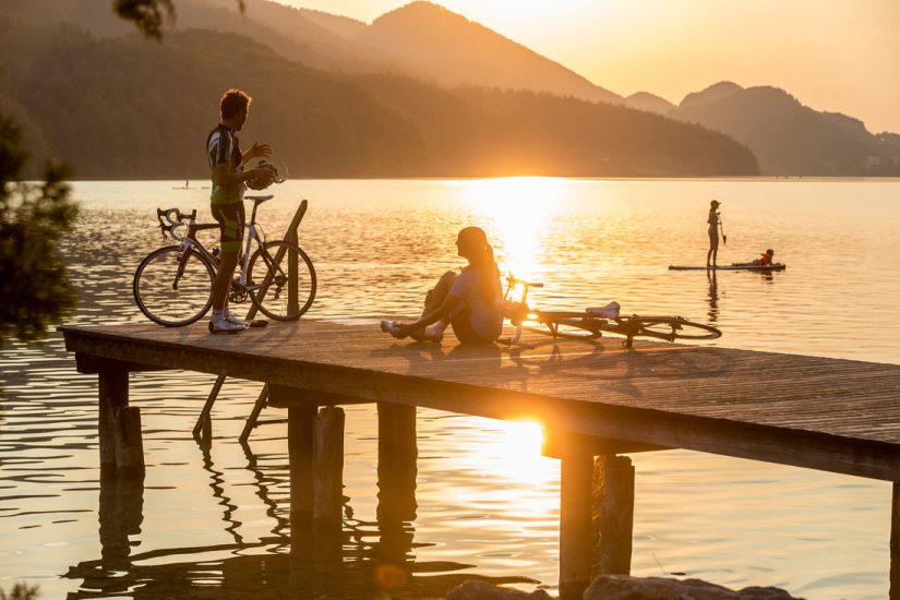 Rennrad-Fahrer am See im SalzburgerLand