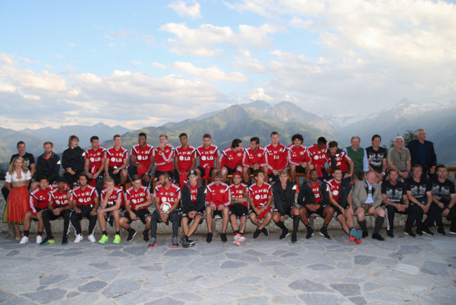 Fußballer von Bayer 04 Leverkusen beim Fototermin auf der AreitAlm hoch über Zell am See - Kaprun