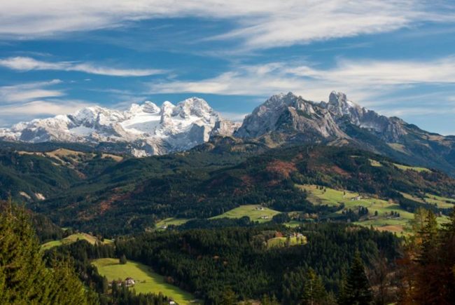 Ein herbstlicher Blick von der Postalmstraße Richtung Dachsteinmassiv (Foto: Coen Weesjes)