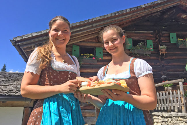 Auf der Schnitzhofalm bei Abtenau lohnt sich bei kulinarischen Schmankerln eine Einkehr.