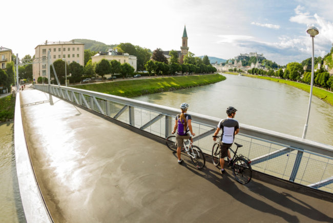 Pärchen beim Radfahren auf Brücke - Tauernradweg