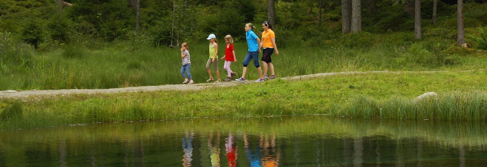 Rund um den See führt der Natura Trail Blausee.