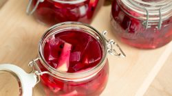 Eingekochte Rote Rüben mit Äpfeln