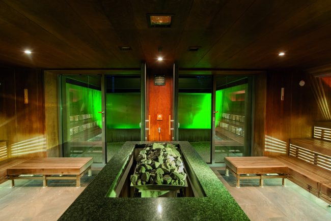 Die Sauna Cascadia lädt mit stimmungsvollem Farbspiel zum gesunden Schwitzen ein.