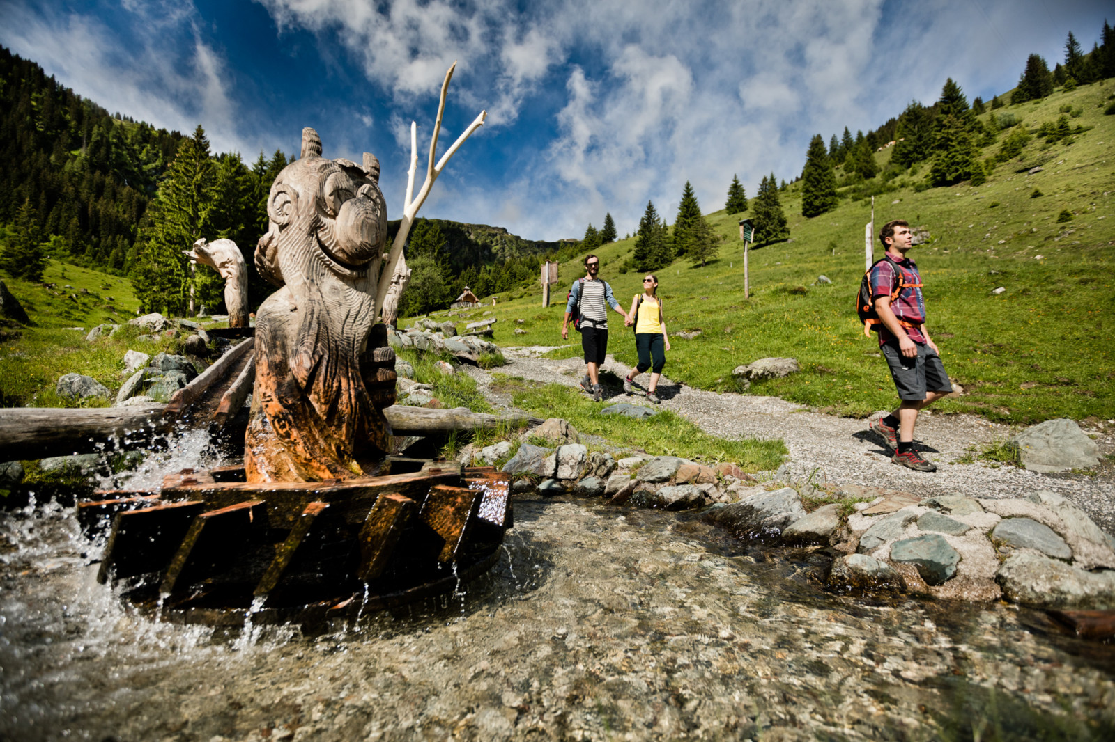 Waldgeister tanzen im Wasser.