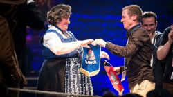 Wimpeltausch zwischen Renate Maier und Muck Emcy (c) Red Bull Content Pool/Mirja Geh