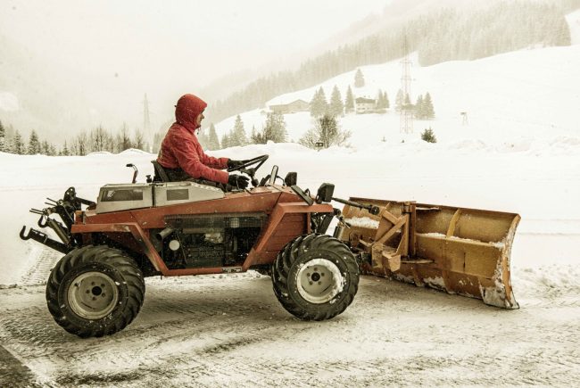 Mit dem Mähtrac gegen den Neuschnee.