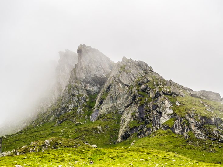 Mystisch hängt der Nebel in den Gipfeln.