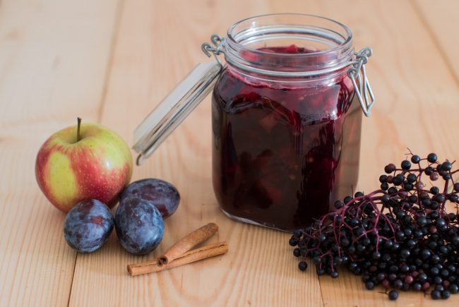 Hollerkoch mit Zwetschgen, Äpfel und Holunderbeeren