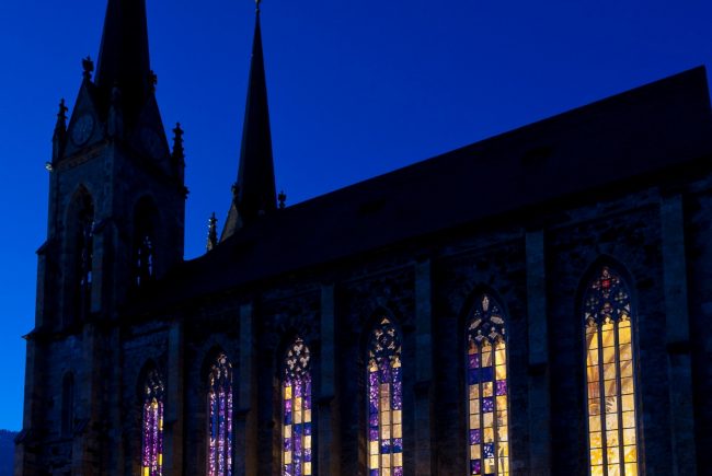 Die von innen beleuchteten Fenster des Dom St. Johann Foto©Stefan Zenzmaier