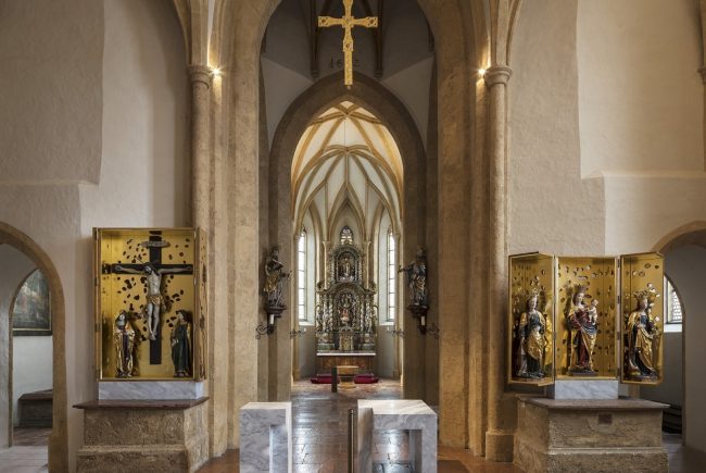 Blick auf Ambo, Altar und Flügelaltäre. Im Hintergrund der historische Hochaltar der Pfarrkirche St. Maximilian in Bischofshofen Foto ©Andrew Phelps