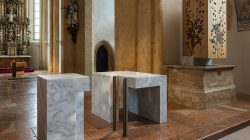 Zeitgenössische Kunst in kunstvollen Kirchen