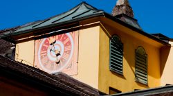 Uhren und Glocken im Schlosshof von Hellbrunn