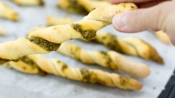 Köstliche Stangerl mit Bärlauch-Pesto