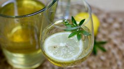 Traditionelle Maibowle mit Waldmeister