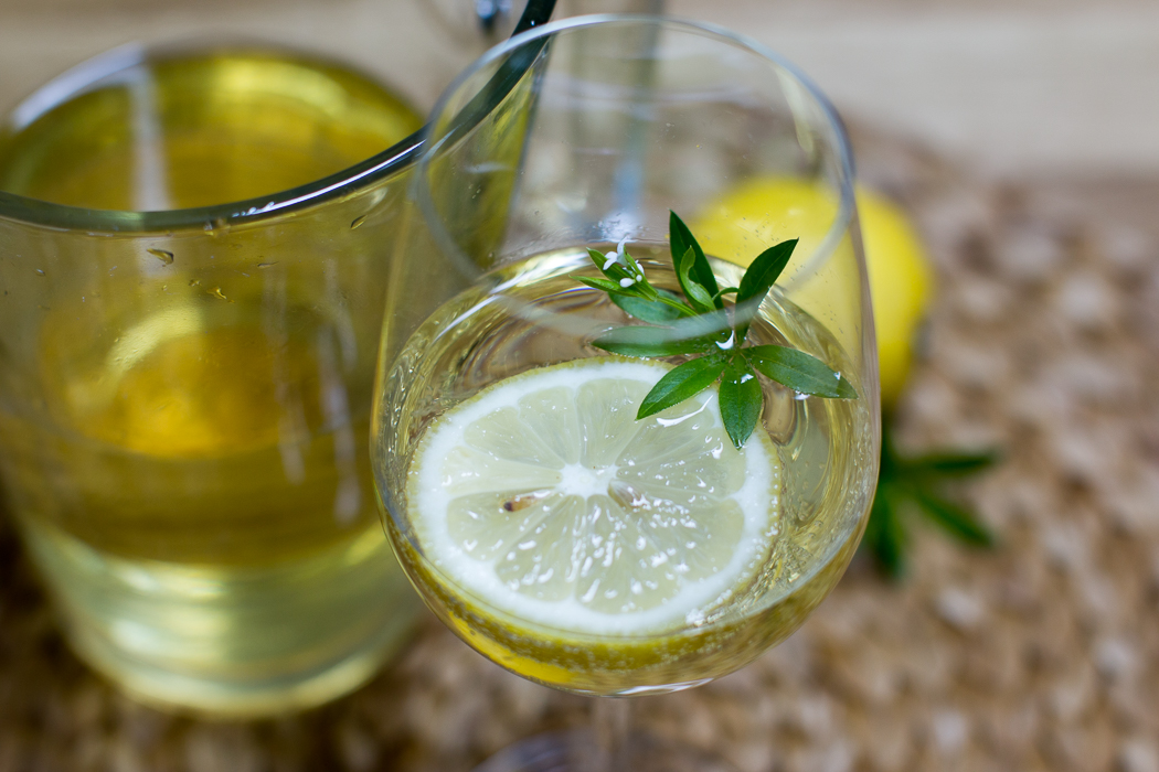 Traditionelle Maibowle mit Waldmeister - SalzburgerLand Magazin