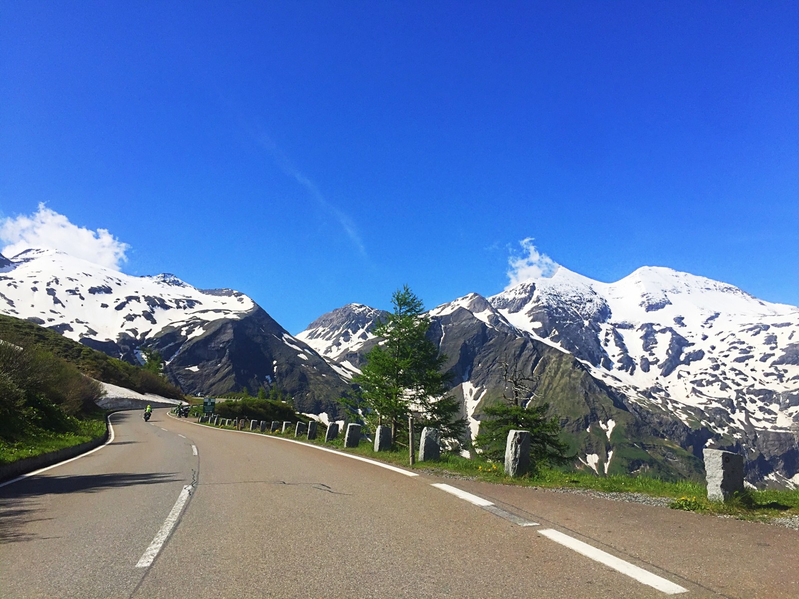 Kurvenreiche Straßen locken Motorradfahrer, Sportwägen und Genussfahrer. 