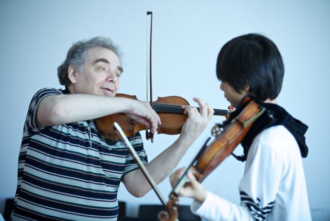 Unterrichtsszene Violine mit Dozent Zakhar Bron, Bildnachweis: Mozarteum/Christian Schneider